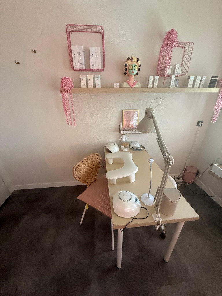 Biab en nagelbehandeling station in de salon