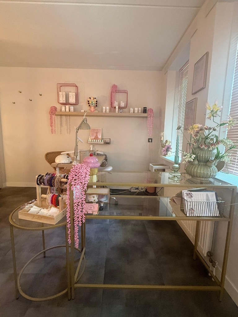 Receptie en productdisplay in de salon