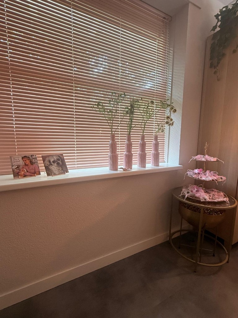 Vensterbank met decoratie en sfeer in de salon van Puur & Stralend!